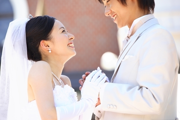 結婚式で笑いあう夫婦