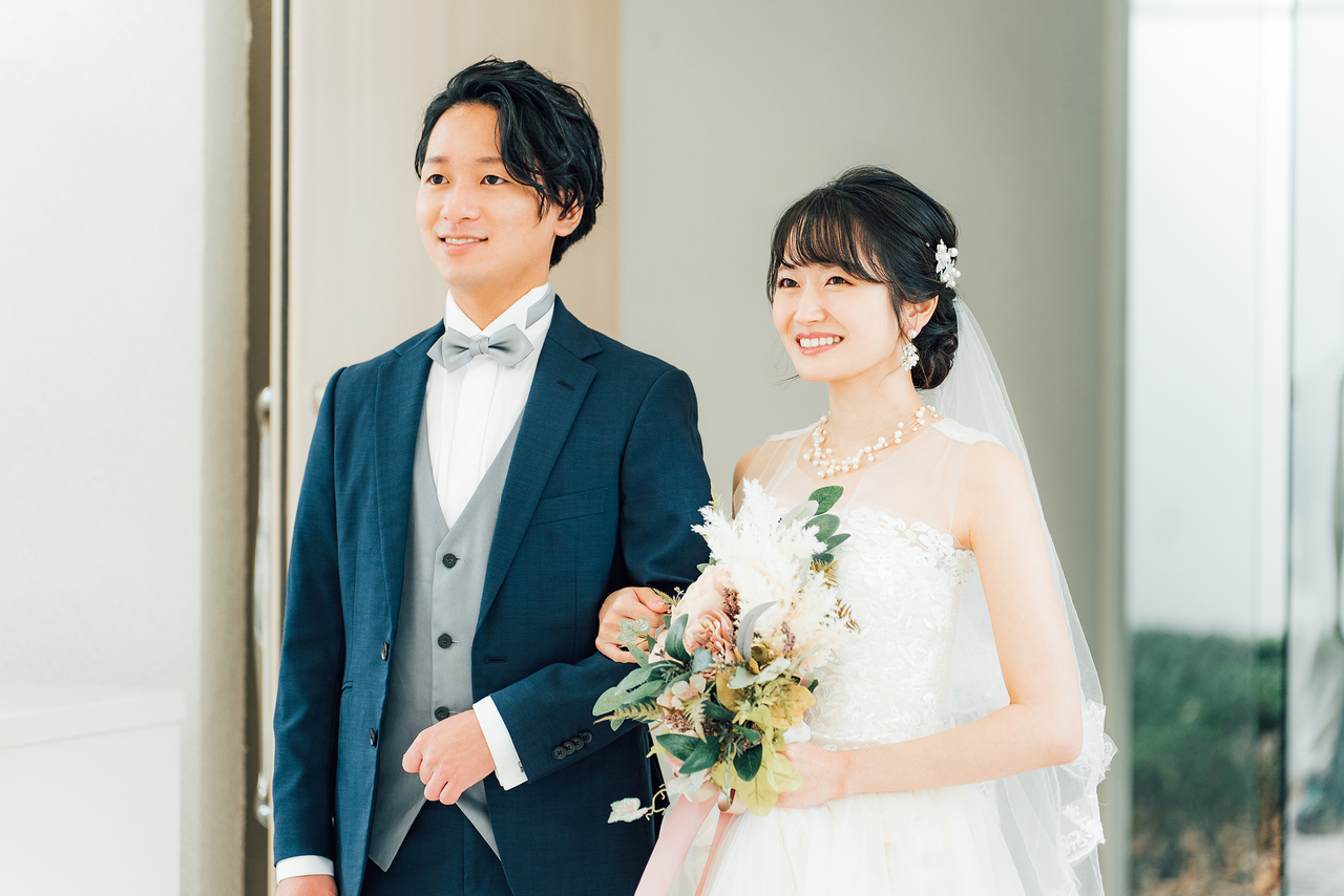 結婚式で腕を組んで歩く夫婦