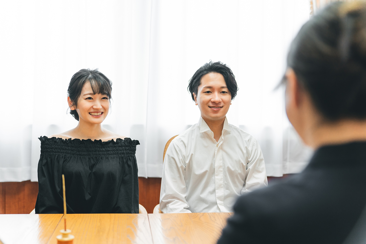 カウンセラーと話をする男女