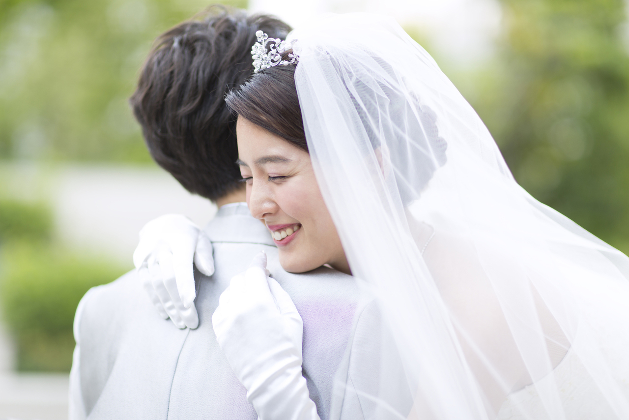 結婚式に抱き合う夫婦