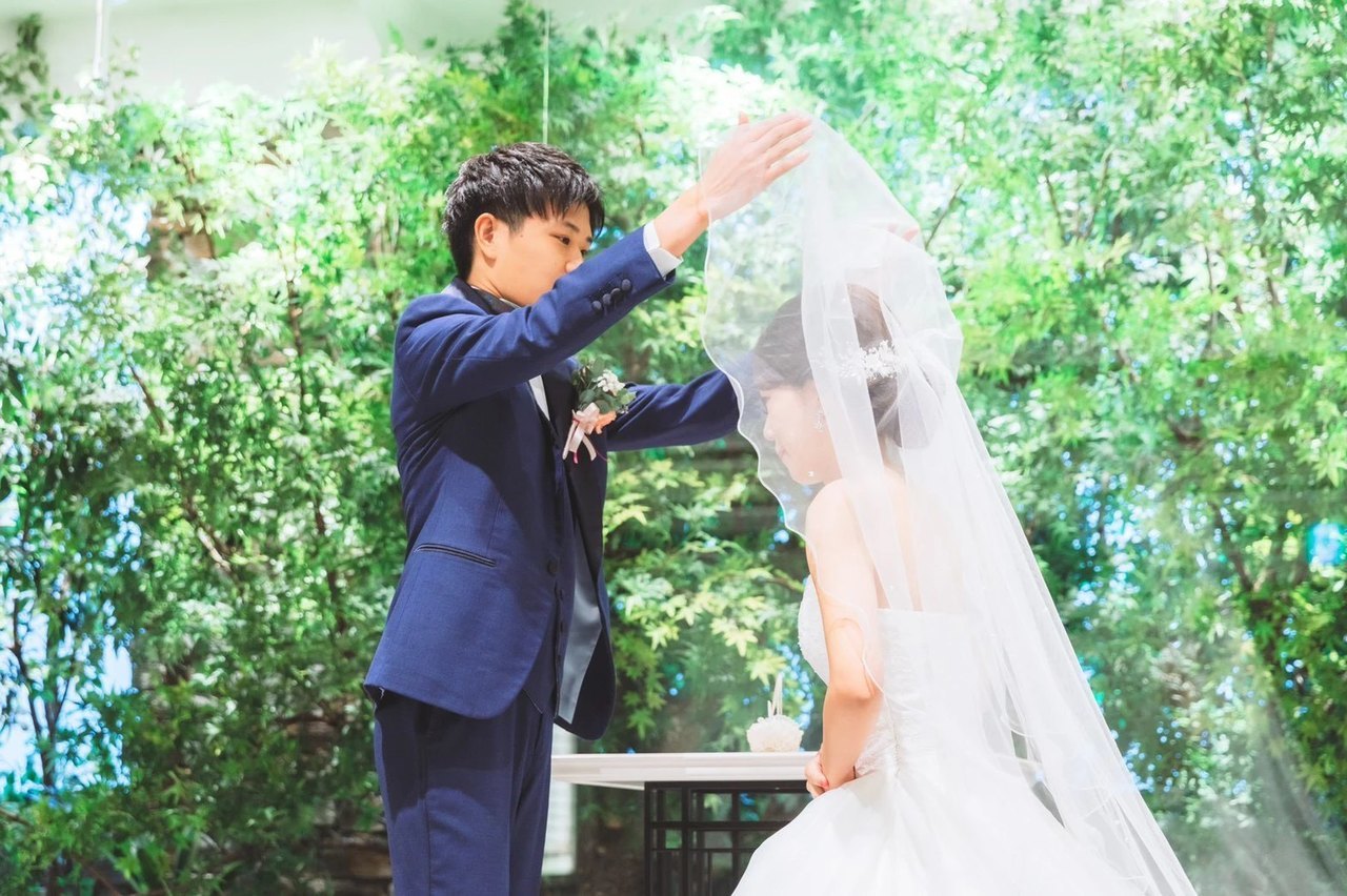 結婚式でベールを剥ぐ夫婦